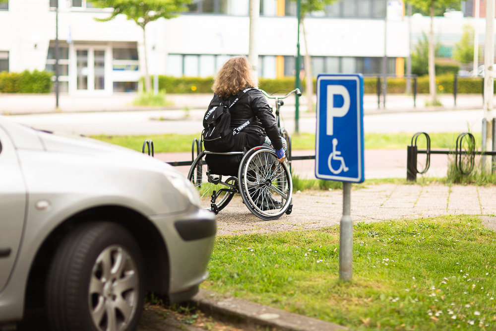Vrouw verlaat gehandicaptenparkeerplaats