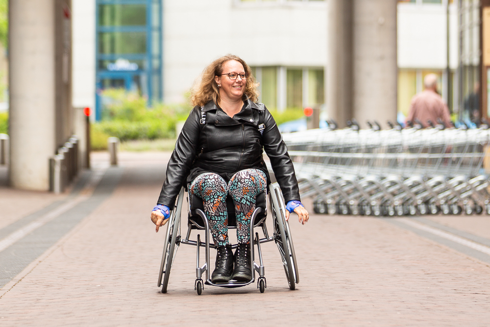 Vrouw in rolstoel op straat